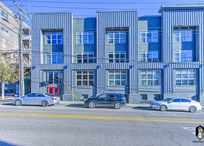New Modern Spacious Loft In Downtown With Free Parking