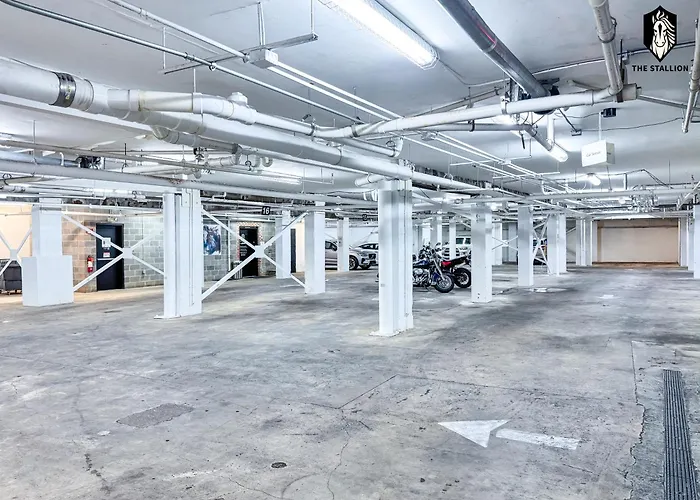 New Modern Spacious Loft In Downtown With Free Parking